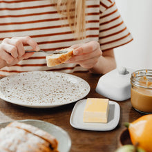 Lade das Bild in den Galerie-Viewer, Butterdose - Hochwertige Butterglocke aus Keramik - Butter Dish für alle gängigen Butter (250g) - Butterschale Porzellan (Weiß)
