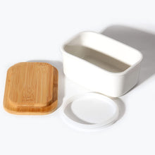 Lade das Bild in den Galerie-Viewer, Butterdose Keramik mit Holzdeckel , 250g Butter Aufbewahrung , Butterbox Porzellan vintage (Weiß)
