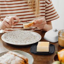 Lade das Bild in den Galerie-Viewer, Butterdose - Hochwertige Butterglocke aus Keramik - Butter Dish für alle gängigen Butter (250g) - Butterschale Porzellan (Schwarz-Weiß)
